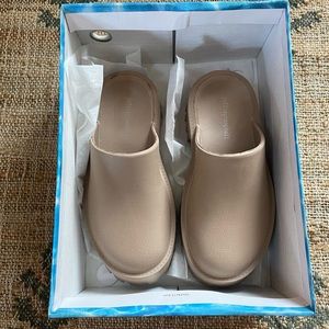 Jeffrey Campbell Clogge taupe 6, new in box